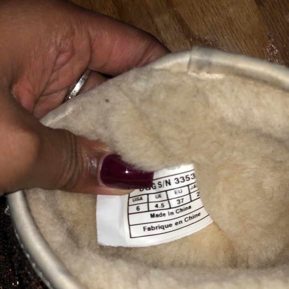 Classic uggs. - Picture 3 of 4